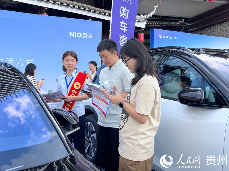 活動現場,消費者正了解體驗新能源汽車。人民網 陳潔泉攝