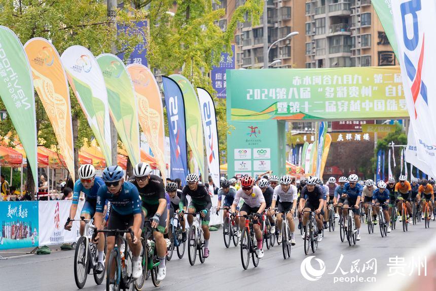2024第八屆“多彩貴州”自行車聯賽(赤水站)比賽現場。人民網記者 涂敏攝