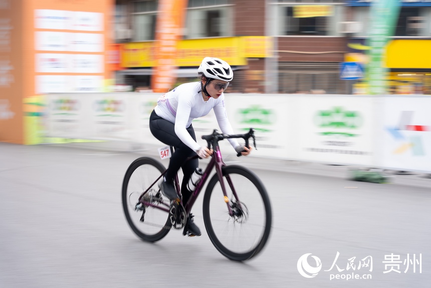 2024第八屆“多彩貴州”自行車聯(lián)賽（赤水站）比賽現(xiàn)場。人民網(wǎng)記者 涂敏攝