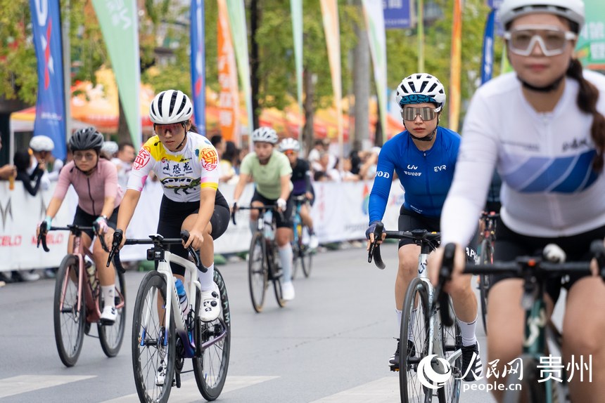 2024第八屆“多彩貴州”自行車聯賽（赤水站）比賽現場。人民網記者 涂敏攝
