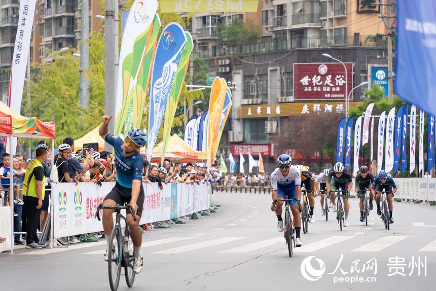 2024第八屆“多彩貴州”自行車聯(lián)賽（赤水站）比賽現(xiàn)場。人民網(wǎng)記者 涂敏攝