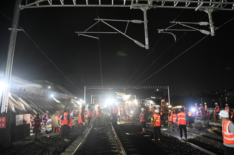 新建貴南高鐵引入貴陽樞紐工程插鋪施工現(xiàn)場。