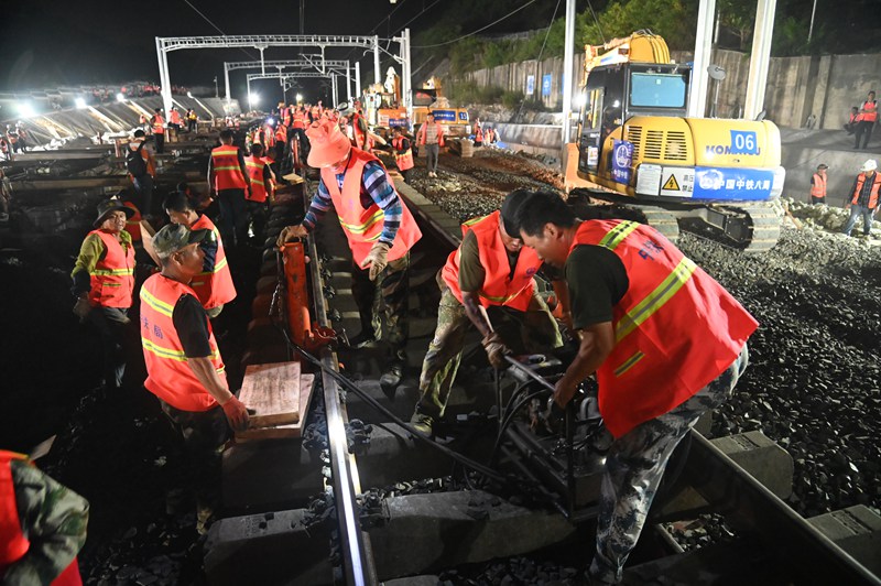 3 圖為新建貴南高鐵引入貴陽樞紐工程施工現(xiàn)場。