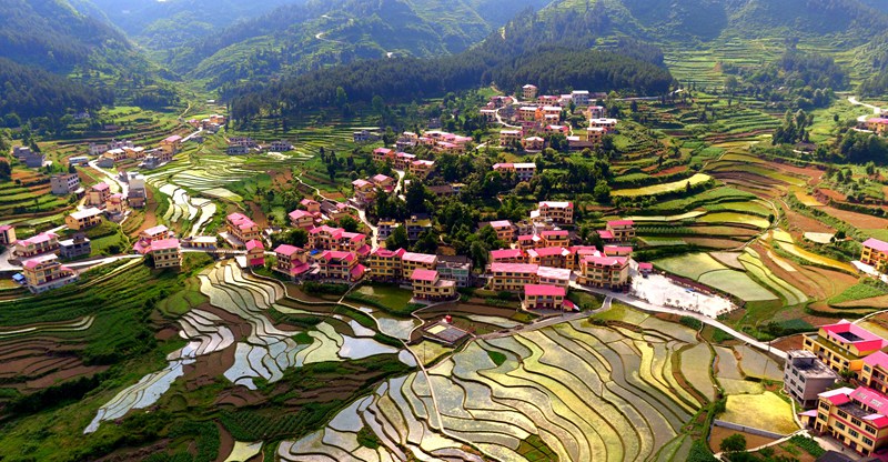 仁懷市X337三盆至坪營(yíng)公路貫通高大坪鎮(zhèn)銀水村新農(nóng)村。圖片由貴州省公路局提供