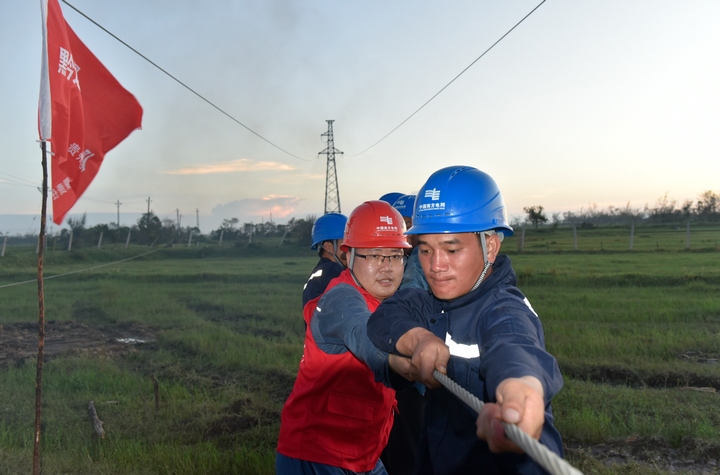 抗災復電黨旗飄。