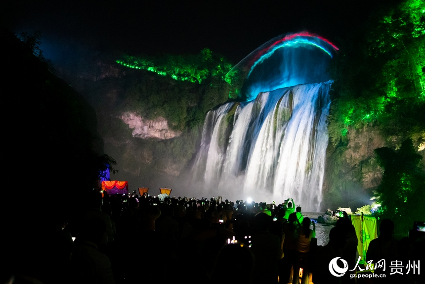 游客夜游黃果樹瀑布，觀賞大型燈光秀。人民網記者 涂敏攝