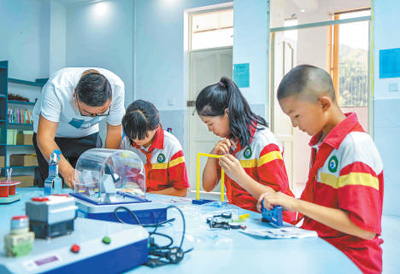 貴州省畢節市七星關區天河同心小學致公科普中心，學生們在組裝機械模型。