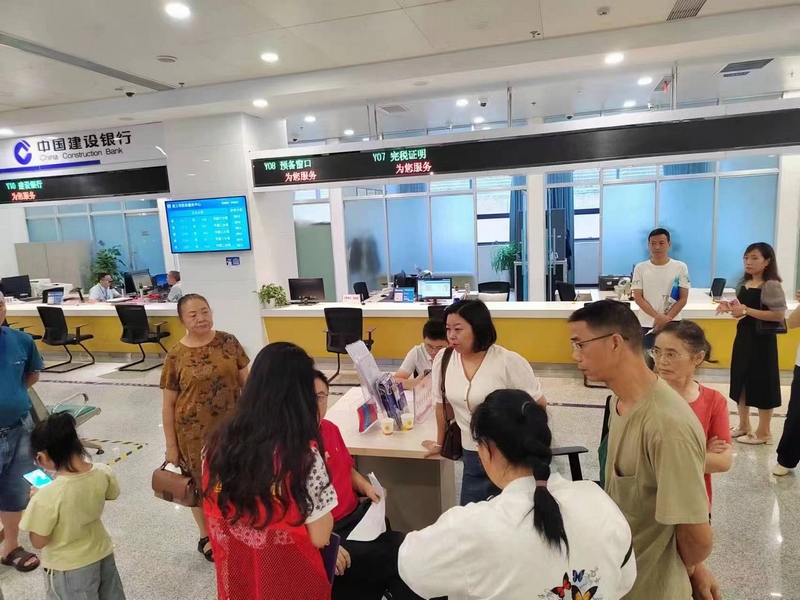 窗口前的“壩壩會”。