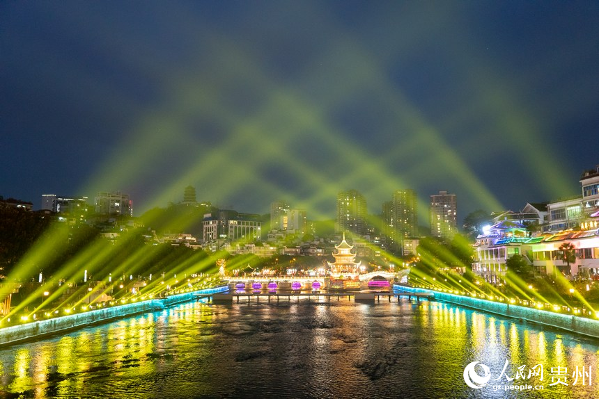 貴陽市甲秀樓景區的音樂激光秀。人民網記者 涂敏攝