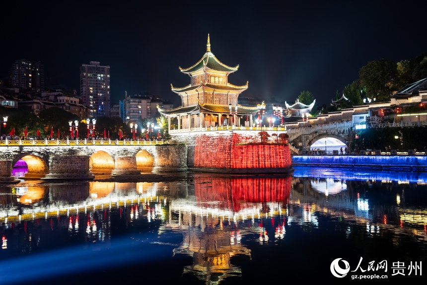 貴陽市甲秀樓的激光投影。人民網記者 涂敏攝