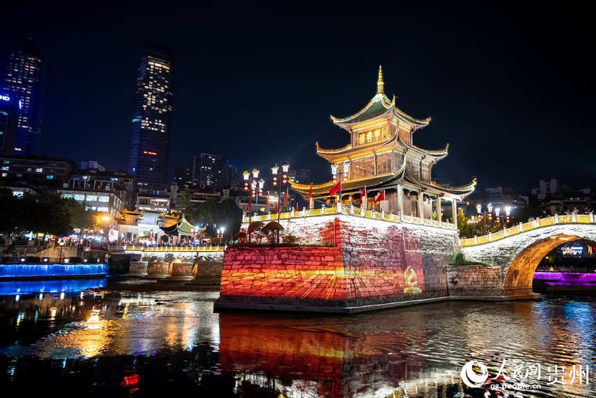 貴陽市甲秀樓的激光投影。人民網記者 涂敏攝