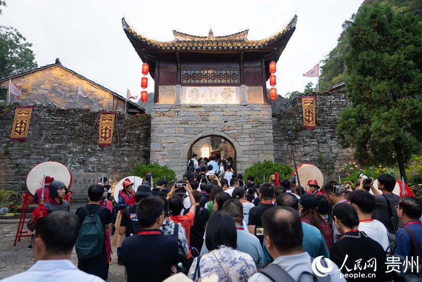 游客在云峰屯堡內游覽。人民網記者 涂敏攝