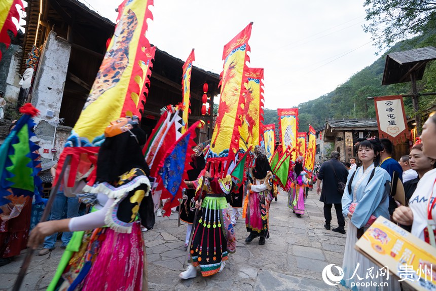 屯堡內(nèi)的地戲表演。人民網(wǎng)記者 涂敏攝