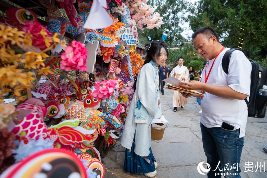 游客在屯堡內(nèi)猜謎。人民網(wǎng)記者 涂敏攝