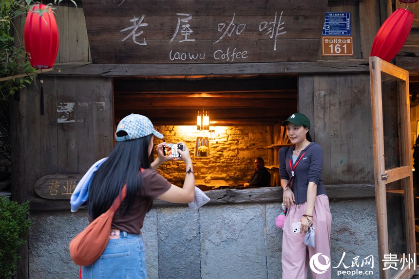 游客在屯堡內打卡拍照。人民網記者 涂敏攝