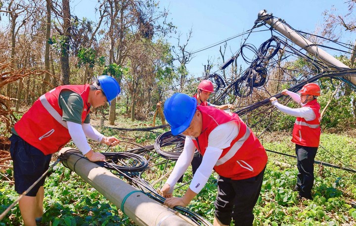 奮戰(zhàn)搶修一線。