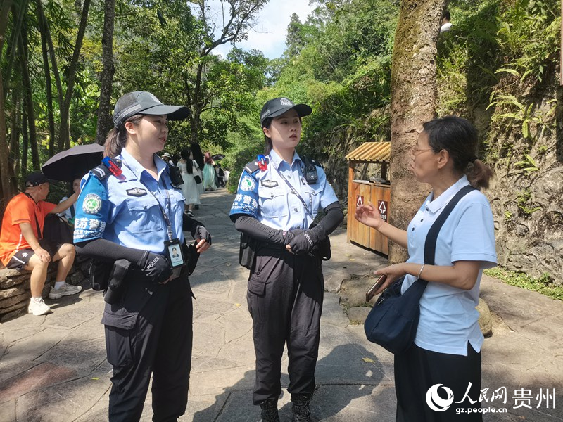 旅游警察女子中隊隊員在為游客答疑解難。人民網 黃小桃攝