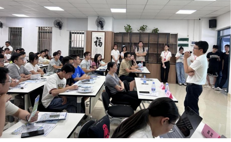 貴州磷化集團人力資源部部長劉荊風與大學生互動交流。