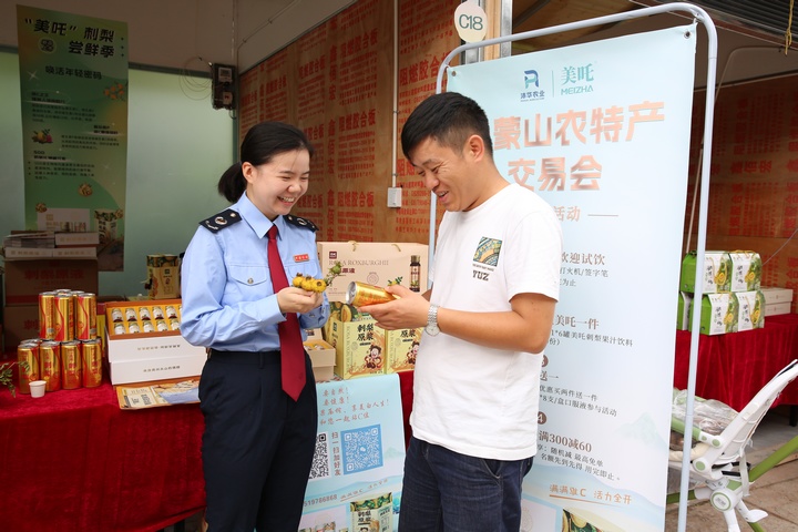 稅務(wù)干部深入農(nóng)交會(huì)現(xiàn)場(chǎng)走訪問(wèn)需，了解企業(yè)涉稅需求。鄭婷攝