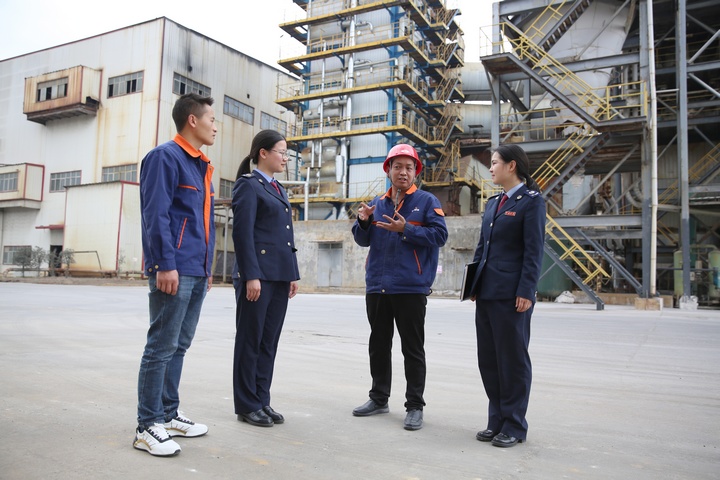 七星關(guān)區(qū)稅務(wù)局工作人員深入畢節(jié)明鈞玻璃股份有限公司生產(chǎn)車(chē)間一線，了解企業(yè)經(jīng)營(yíng)情況并開(kāi)展精準(zhǔn)輔導(dǎo)。