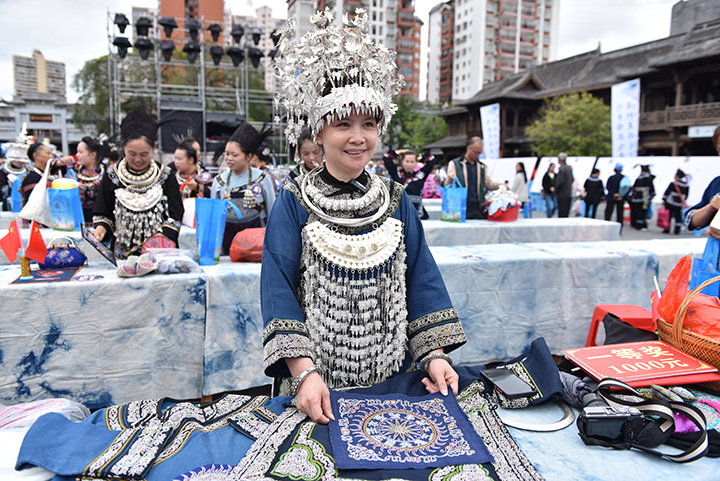 獲得刺繡類一等獎的韋小愿介紹馬尾繡作品。