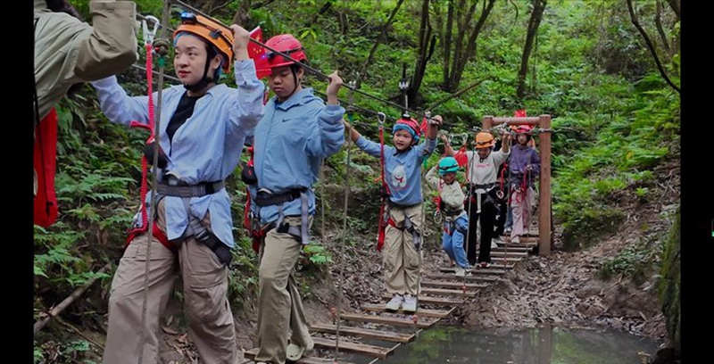 游客在體驗(yàn)踏瀑戲水項(xiàng)目。