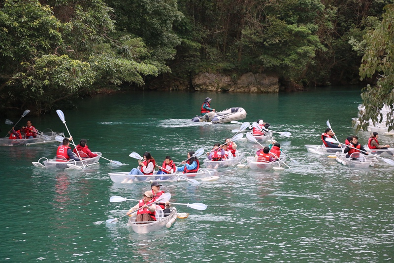 游客在體驗(yàn)鴛鴦湖玻璃船項(xiàng)目。