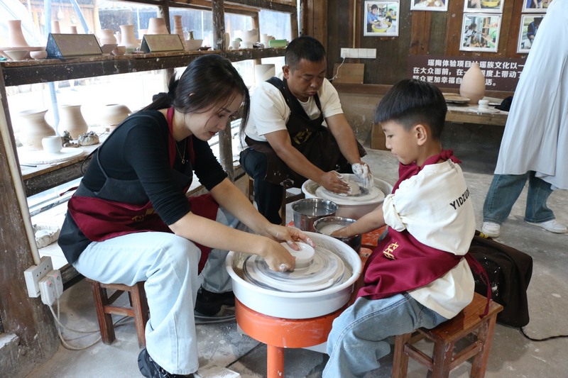 3 游客體驗(yàn)瑤陶.JPG