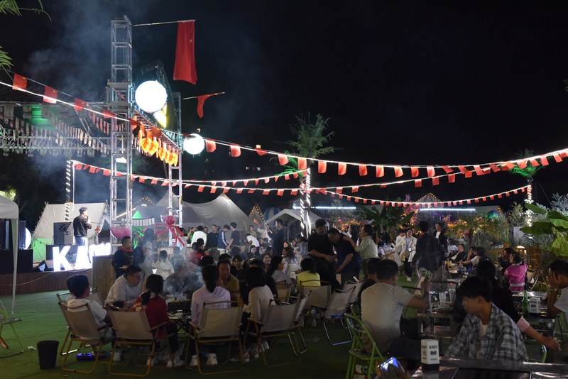 4 圖為荔波古鎮燒烤營地爆滿。.JPG
