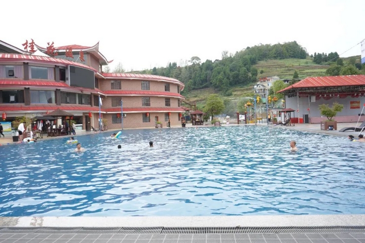 貴州金沙:國慶假期溫泉游火爆 。