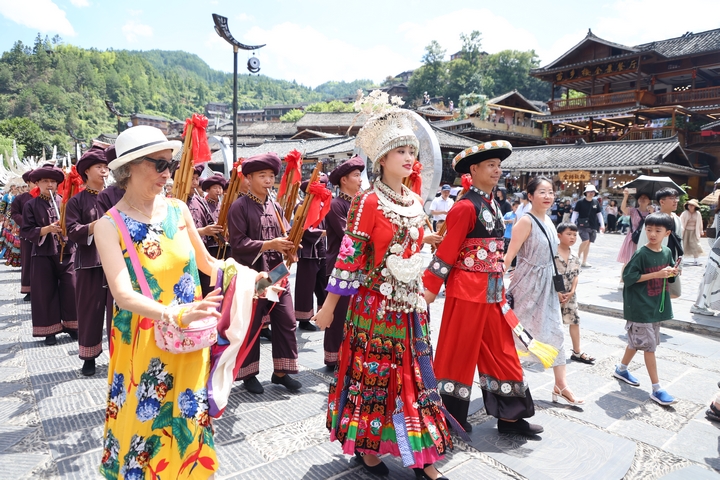 圖為西江千戶苗寨景區開展的活態文化展示。楊維麗 攝