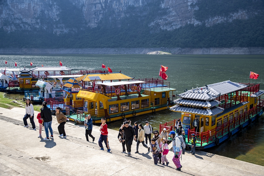 貴州省黔西市烏江源百里畫廊化屋景區，游客乘船游覽烏江峽谷風光。