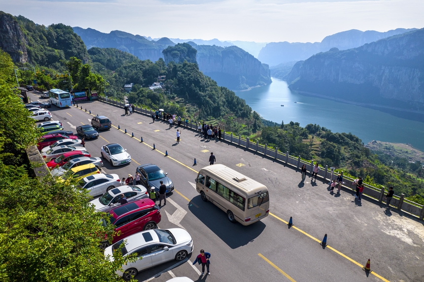 貴州省黔西市烏江源百里畫廊化屋景區(qū)游人如織（無人機照片）。