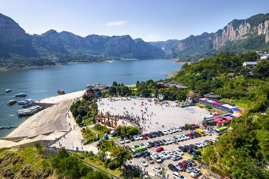 貴州省黔西市烏江源百里畫廊化屋景區(qū)游人如織（無(wú)人機(jī)照片）。