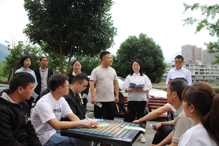 印江自治縣峨嶺街道中州社區干部對安置點搬遷市民開展禁毒宣傳。梅亞軍攝