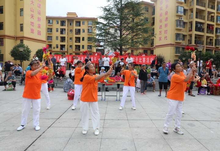 印江自治縣興民社區居民茶余飯后自娛自樂。梅亞軍攝