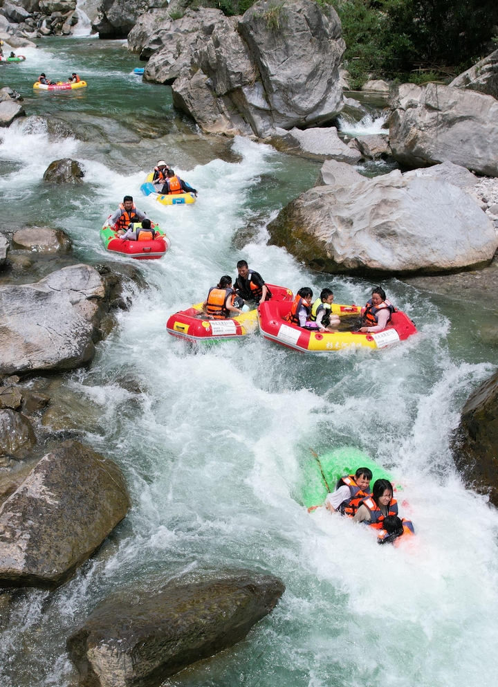 圖為游客在貴州省黔東南苗族侗族自治州施秉縣杉木河景區漂流。磨桂賓攝