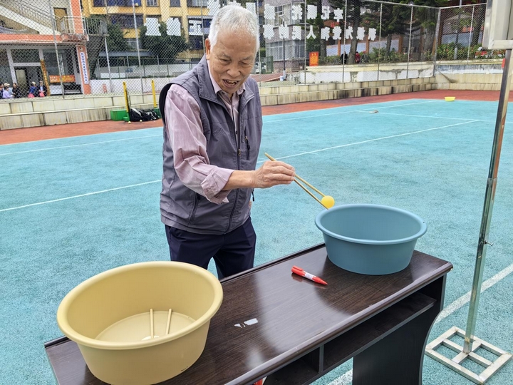 圖為退休干部參與拈乒乓球項(xiàng)目。