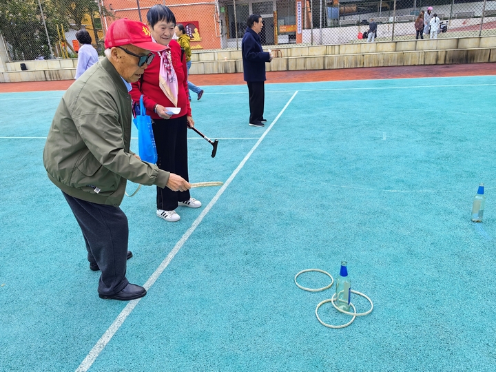 圖為離休干部參與套圈項(xiàng)目