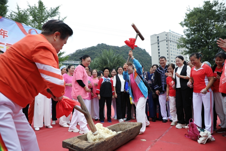 老年人參加打糍粑活動(dòng)。