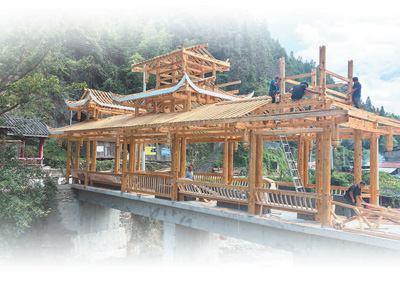 貴州省黔東南苗族侗族自治州黎平縣尚重鎮務弄村,掌墨師吳芳宇團隊正在建造風雨橋。蘇 濱攝