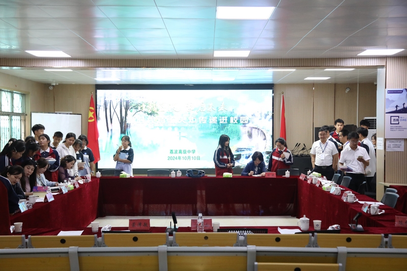 5 圖為贈送個人作品集并簽名留念