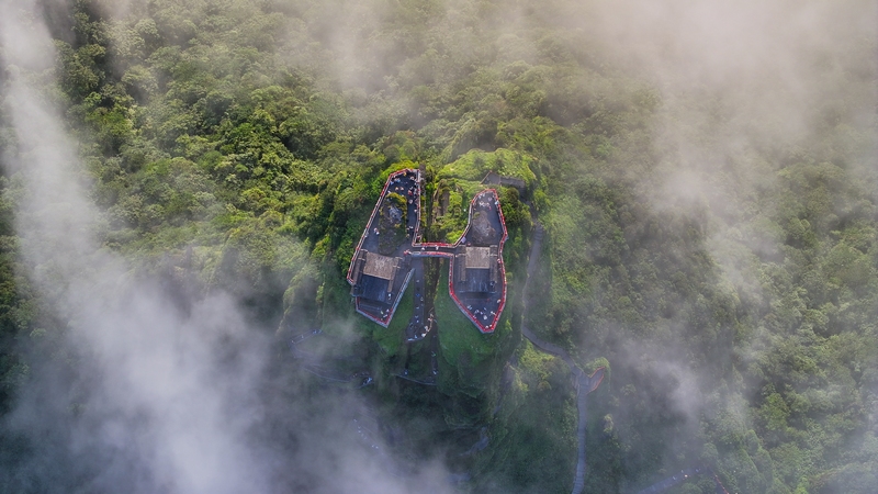 1 貴州梵凈山國家級自然保護區(qū)拍攝的霞光紅云景觀。（李鶴攝）