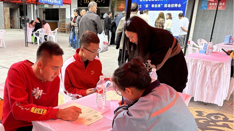 求職者們在感興趣的企業(yè)展位前閱覽招聘簡章,詳細(xì)了解各崗位工作內(nèi)容,向企業(yè)招聘人員咨詢薪資待遇、能力要求、發(fā)展前景等問題 修文縣融媒體中心高杰 攝