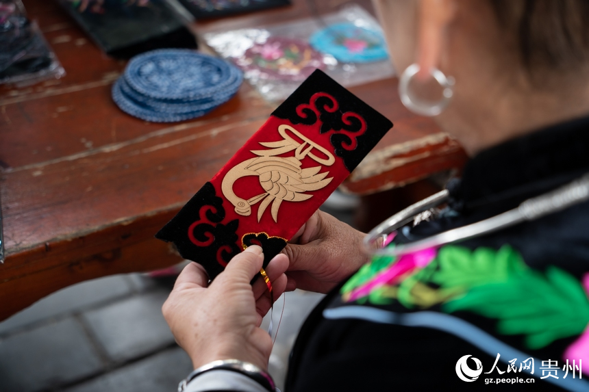 繡娘正在刺繡。人民網 陽茜攝