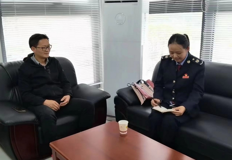 1稅務干部在磷化開瑞科技有限責任公司走訪。