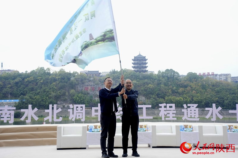 人民日報社陜西分社社長張鐵（左一）向采訪團授旗。人民網(wǎng)記者 李志強攝