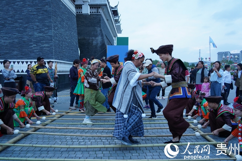 亞太地區媒體記者體驗竹竿舞。人民網 陽茜攝