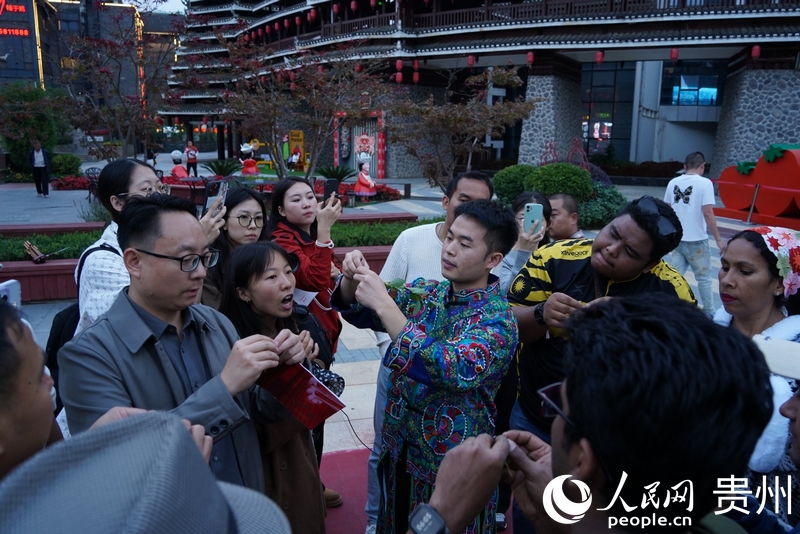 亞太地區媒體記者學習樹葉吹奏。人民網 陽茜攝