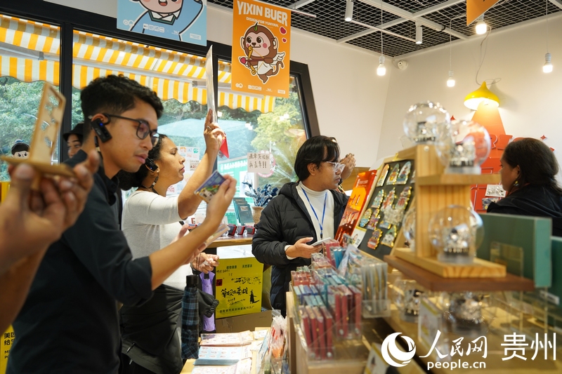 “一心不二”文創店吸引外媒前往拍照打卡。人民網 陽茜攝